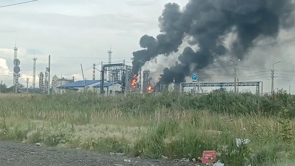 Выпуск бензина и дизтоплива продолжил сокращаться: в июне производство упало на двенадцать процентов, годовой спад превысил 20%. Недостаток топлива ведёт к импорту, налоговым льготам на ввоз и удорожанию на АЗС.