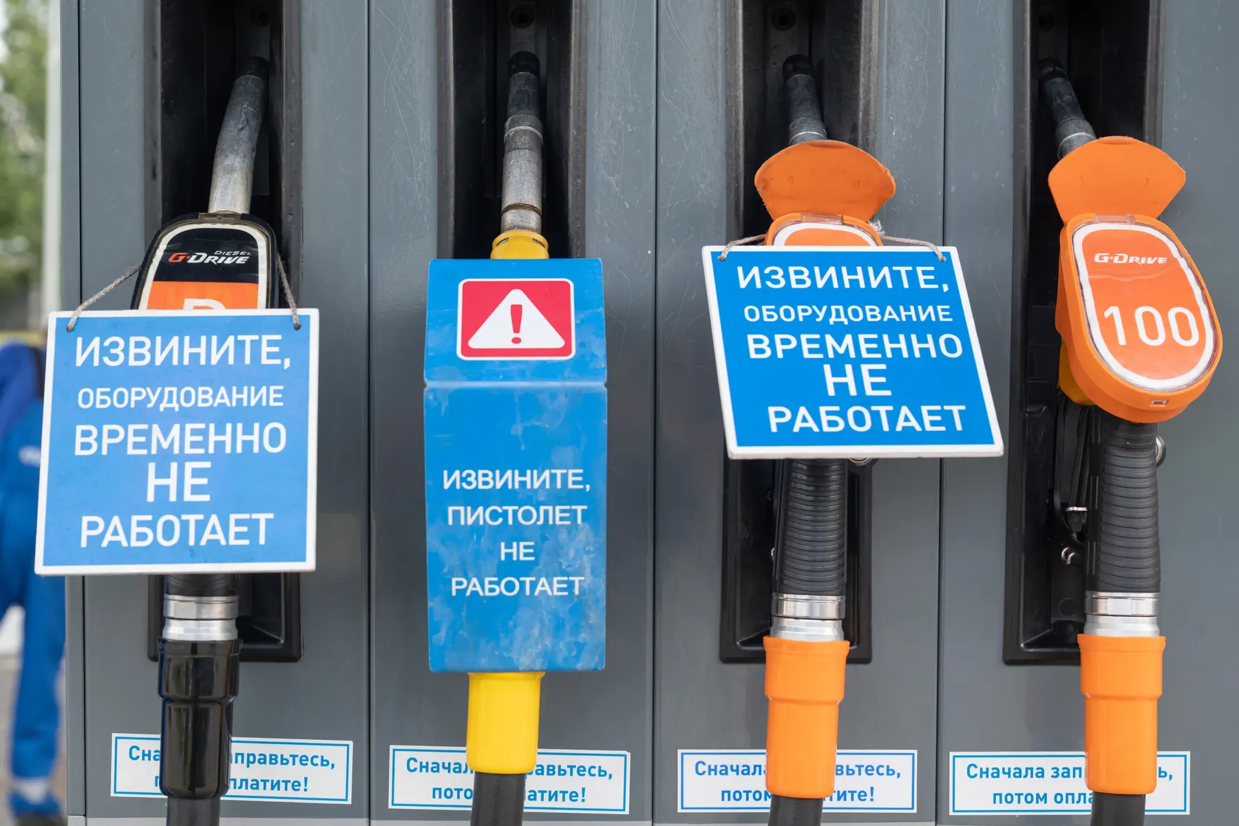 Федеральная антимонопольная служба усилила проверки сети автозаправок в нескольких регионах из‑за резкого подорожания бензина и признаков картельных сговоров на оптовом рынке.