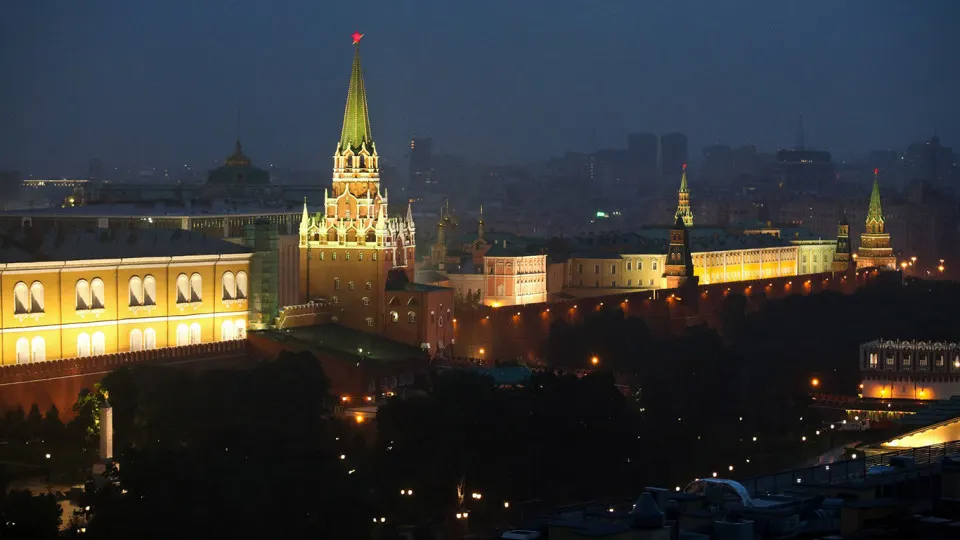 По данным нескольких собеседников в провластных СМИ, из Кремля указали подконтрольным каналам сократить показ последствий атак и больше демонстрировать результаты российских ударов; обсуждается ужесточение ответственности за публикации.