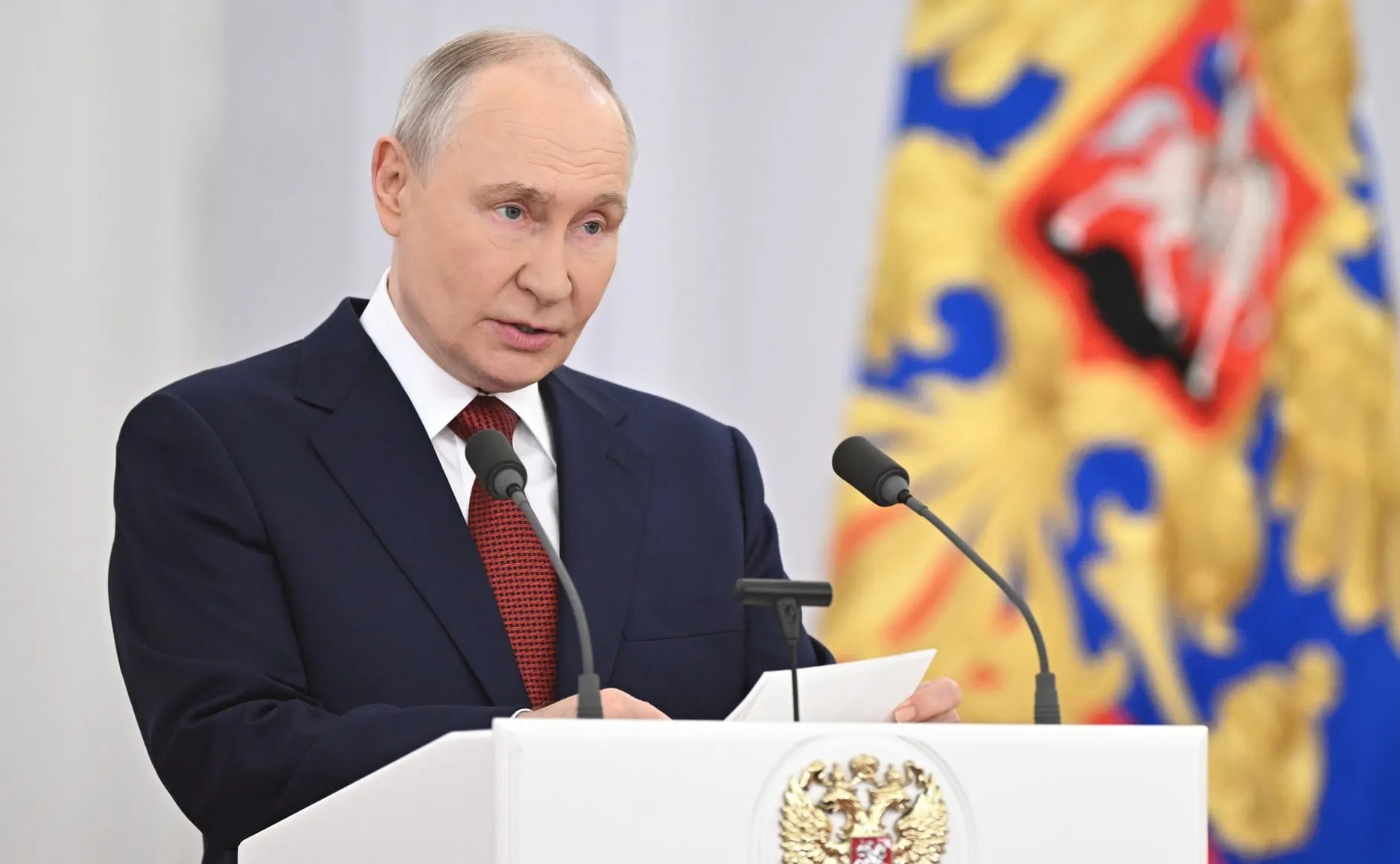 На встрече с депутатами президент заявил, что Россия добьется целей в СВО, назвал западные санкции неэффективными и обозначил приоритеты бюджета на ближайшие три года: укрепление обороны, решение социальных задач и поддержка экономики.