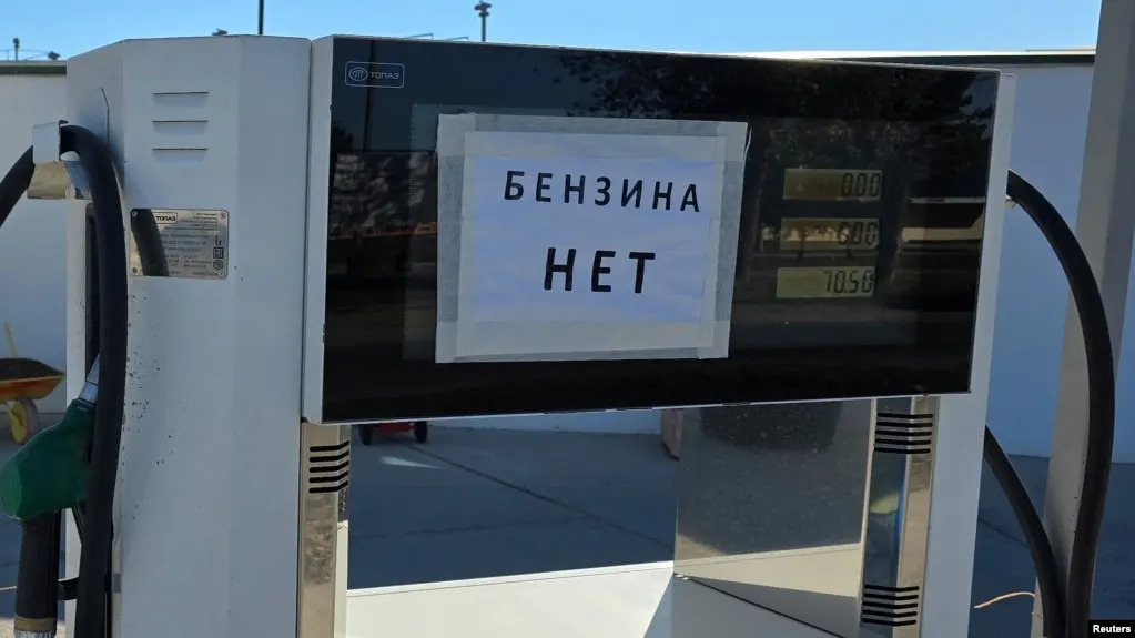 Росстат зафиксировал крупнейшее в стране удорожание бензина в Севастополе на фоне дефицита топлива, сокращения производства и проблем с логистикой.