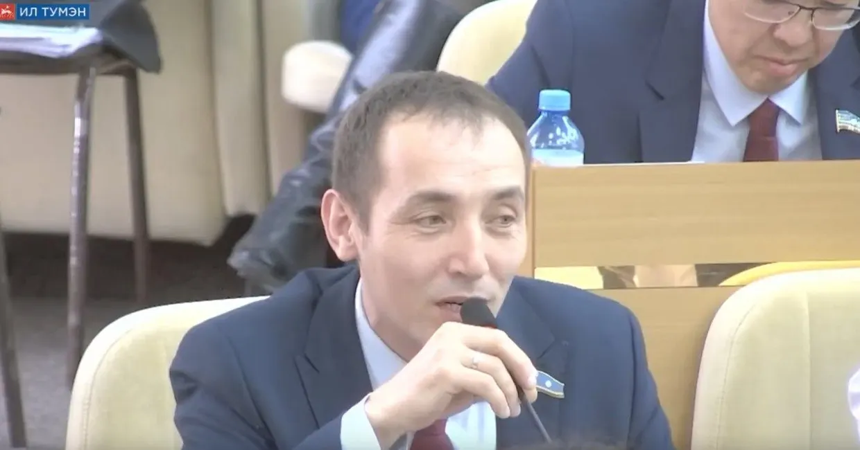 Бывший депутат Ил Тумэн, признанный «иностранным агентом», сообщил, что покинул страну после второго штрафа — он обещает вернуться при изменении ситуации.