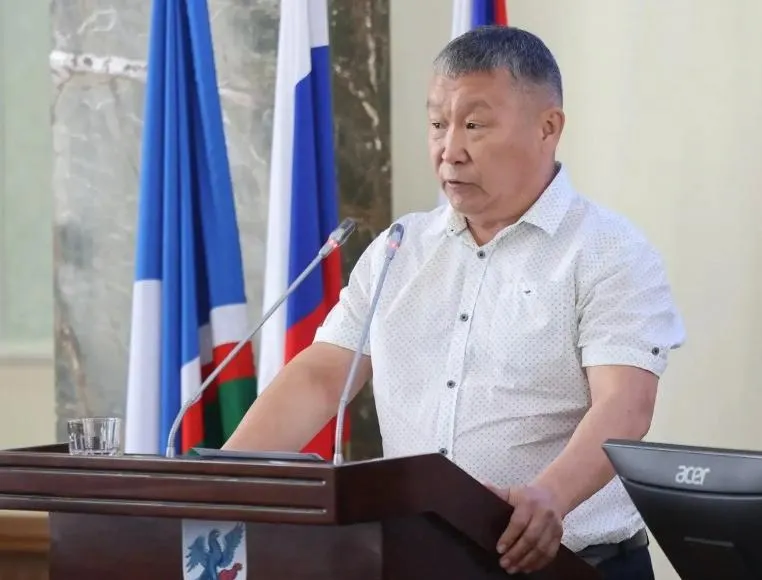 Дмитрий Садовников в 2019 году был временно отстранён по результатам прокурорской проверки по вопросам обращения с отходами. Дело позже прекратили по срокам давности, а в июле 2026 года он был назначен мэром Якутска.