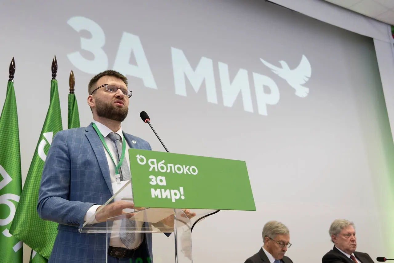 Минюст отклонил просьбу зампреда партии «Яблоко» снять статус «иностранного агента», сославшись на факты политической деятельности — от поздравления на партийном сайте до участия в памятных акциях и видеороликах.