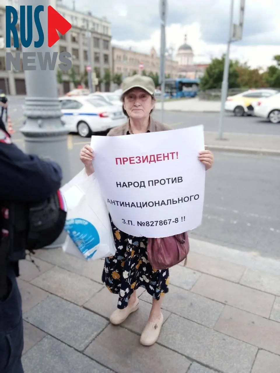 Председатель Новосибирского отделения ВООПИК Наталья Шамина была задержана в Москве во время одиночного пикета против законопроекта о передаче регионам права лишать памятники охраны.