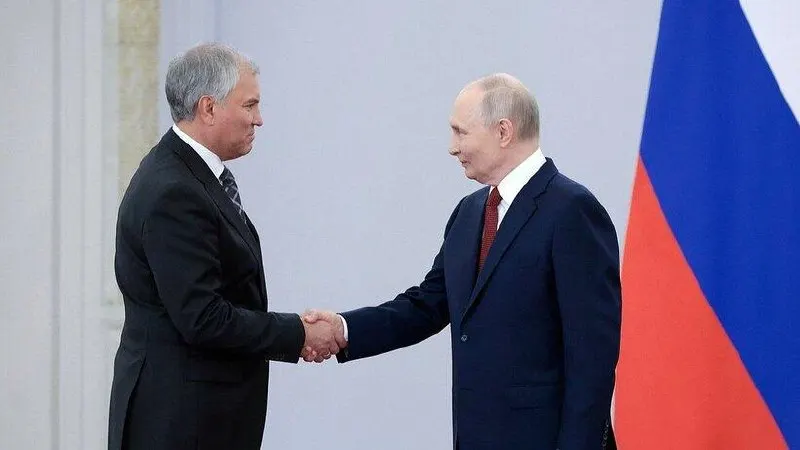 Спикер Госдумы поблагодарил президента во время церемонии награждения, отметив роль в формировании партийной системы и устойчивости политической системы.