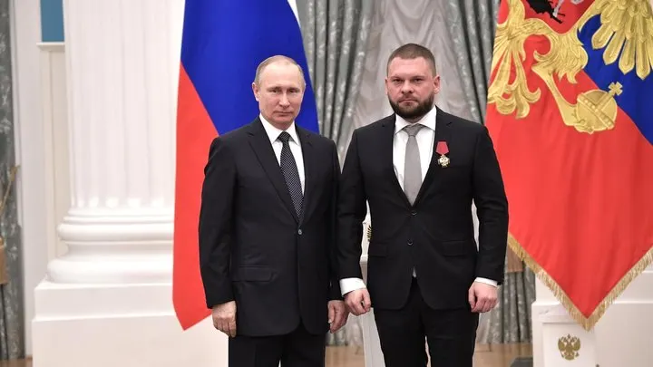 Официальные декларации кандидатов показывают владение иностранными активами у нескольких участников федерального списка «Единой России» — в том числе у Евгения Поддубного; по закону такие активы должны быть отчуждены при регистрации.