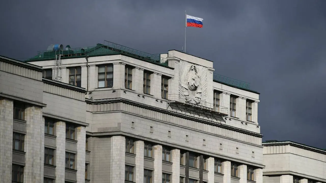 Госдума рассматривает поправки, которые лишат уехавших россиян доступа к государственным услугам, банковскому обслуживанию и возможности распоряжаться имуществом; вводится реестр и особый порядок выплат для семей.