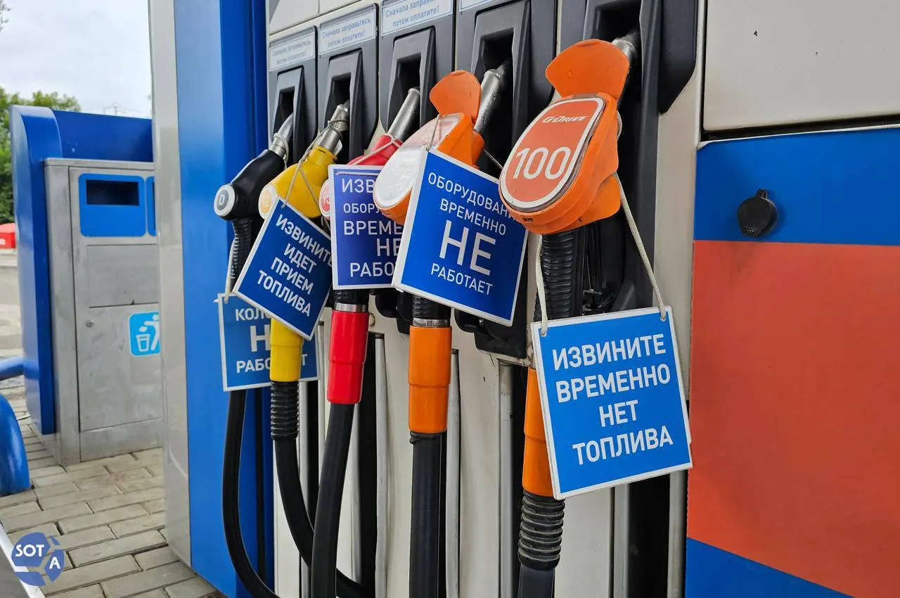 Медианные цены на бензин в первой декаде июля значительно превысили показатели годичной давности. Эксперты связывают это с ремонтом НПЗ, сезонным спросом и локальными дефицитами и предупреждают, что в ближайшие недели топлива заметно дешевле не станет.