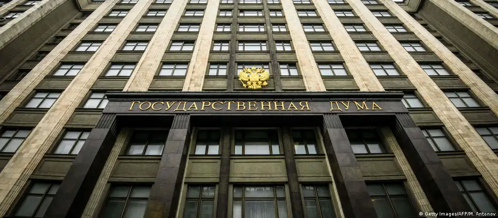 Депутаты приняли поправки в Налоговый кодекс: пересмотрен механизм топливного демпфера, уточнены правила биржевых продаж и введены компенсации для импортного дизеля. Власти рассчитывают на рост поставок и снижение цен.