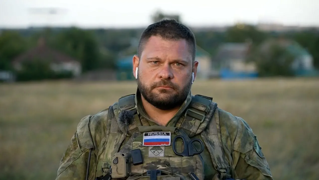 В декларации кандидата от «Единой России» указаны акции иностранных компаний и паи зарубежных фондов. Партия сообщает о распоряжении активами; в 2025 году доход составил 10,6 млн руб.
