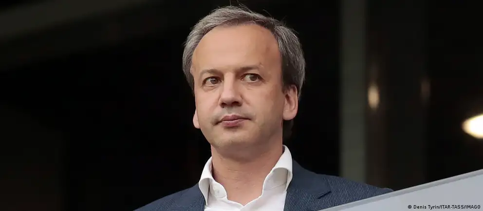 Аркадий Дворкович сообщил, что будет обжаловать в суде свое включение в санкционный список ЕС и до решения суда добровольно отказывается от обязанностей президента Международной шахматной федерации — их временно возьмет на себя вице-президент Вишванатан Ананд. Включение в список стало частью 21-го пакета санкций ЕС.