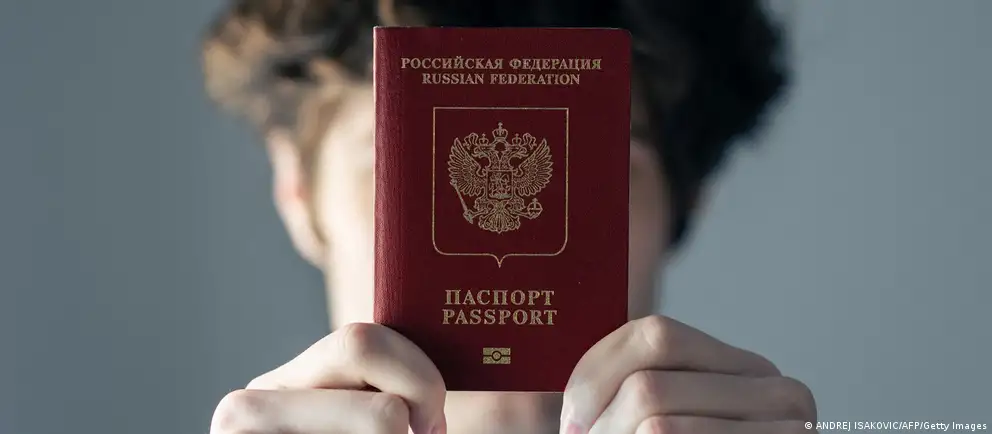 После возражений Франции и Италии Евросоюз предлагает ограничить визовый запрет только лицами, непосредственно участвовавшими в боевых действиях в Украине, а также расширил перечень исключений по гуманитарным и государственным основаниям.
