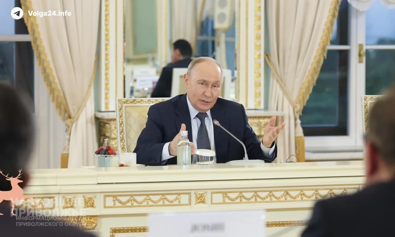 Президент заявил, что проблемы на внутреннем топливном рынке носят временный характер и создаются извне; ВВП РФ вырос на 0,2% за пять месяцев.