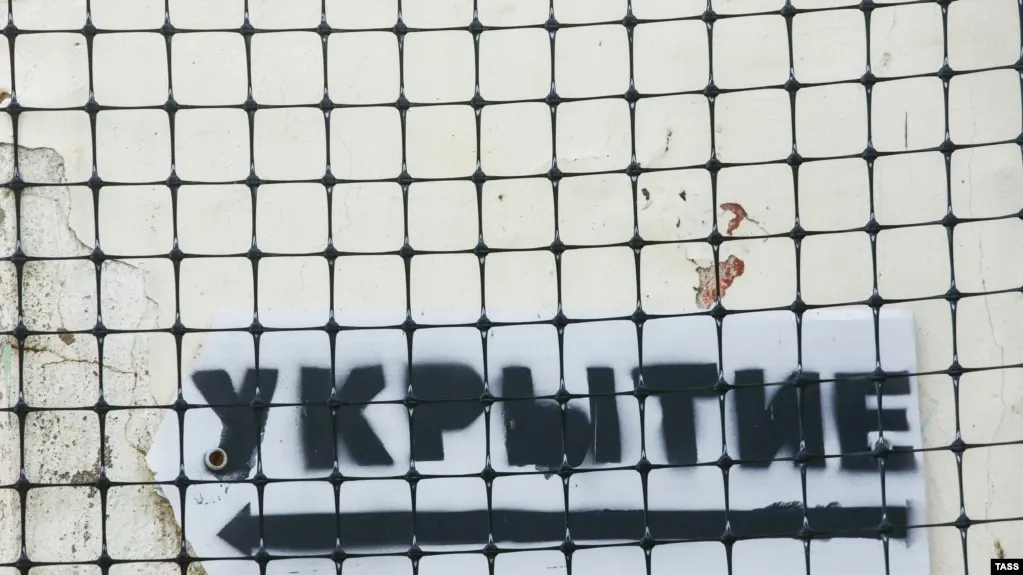 В Калужской области после удара беспилотников загорело промышленное предприятие; в Белгородской области повреждена энергетика и есть погибшие; в Крыму зафиксированы пожары. По регионам сообщают о сотнях сбитых БПЛА.