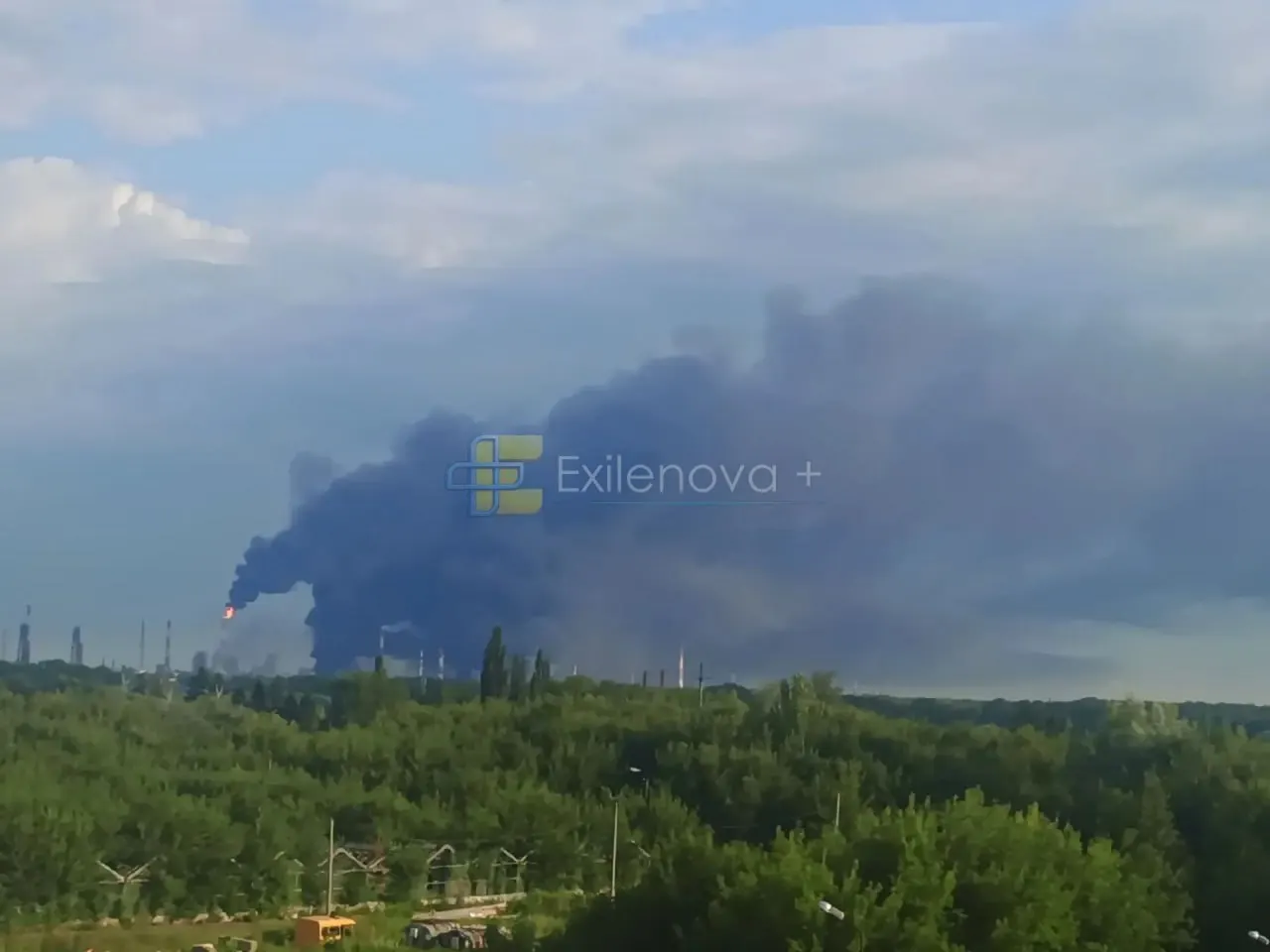 В Краснодарском крае и в Салавате (Башкортостан) зафиксированы пожары после падения обломков сбитых беспилотников. Есть пострадавшие и повреждения объектов и жилых домов; власти уточняют обстоятельства и масштабы разрушений.