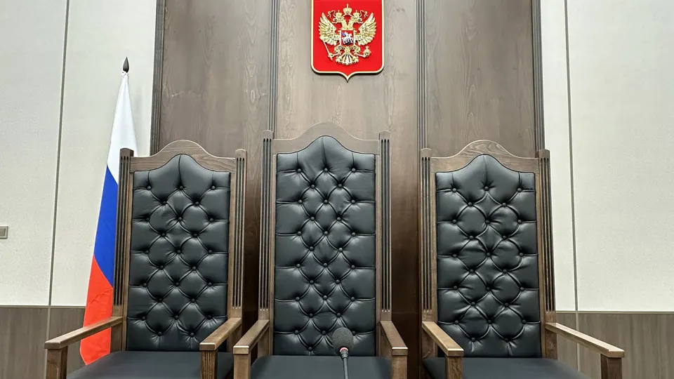 Правительственная комиссия одобрила инициативу Верховного суда: снизить квалификационные требования для ряда должностей в судах, чтобы сократить кадровый дефицит и привлечь молодых специалистов.