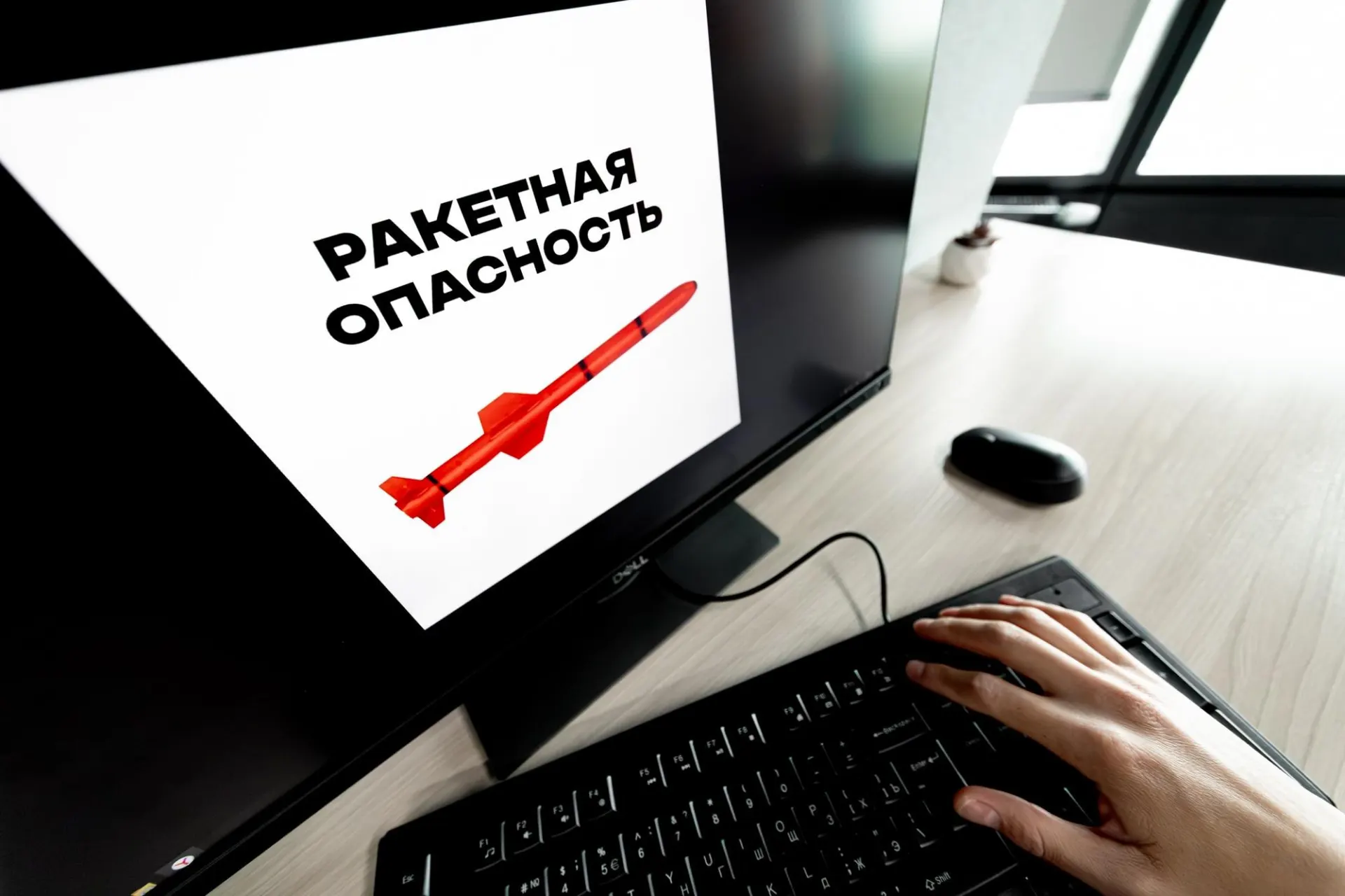В ряде регионов России прозвучали воздушные тревоги. Следите за сообщениями экстренных служб и соблюдайте меры безопасности.