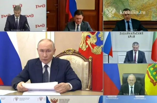 На совещании с президентом обсудили обеспечение топлива для органов власти и граждан: предложены малые НПЗ, расширение импорта и поддержка малого бизнеса в производстве нефтепродуктов.