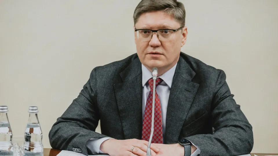 Заместитель руководителя фракции «Единая Россия» Андрей Исаев призвал граждан не вести себя «как обижённые подростки» в ответ на дефицит топлива, заявив, что причину следует искать во внешних ударах по НПЗ. Между тем аналитики фиксируют резкое сокращение переработки нефти, а власти вводят ограничения на продажу бензина.