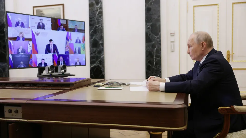 Губернатор Забайкалья предложил строить небольшие нефтеперерабатывающие заводы — инициативу одобрил президент. Решение мотивировано сокращением переработки из‑за ударов беспилотников и перебоями с поставками; власти ужесточили экспортные и внутренние ограничения на топливо.