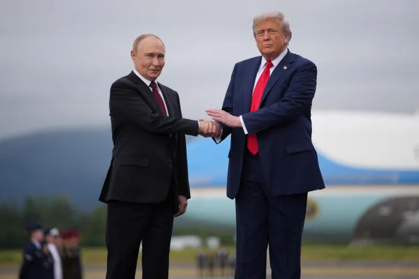По сведениям источников, Дональд Трамп намерен обсудить с президентами Украины и России пути прекращения войны — сначала лично с Владимиром Зеленским в Анкаре, затем по телефону с Владимиром Путиным.