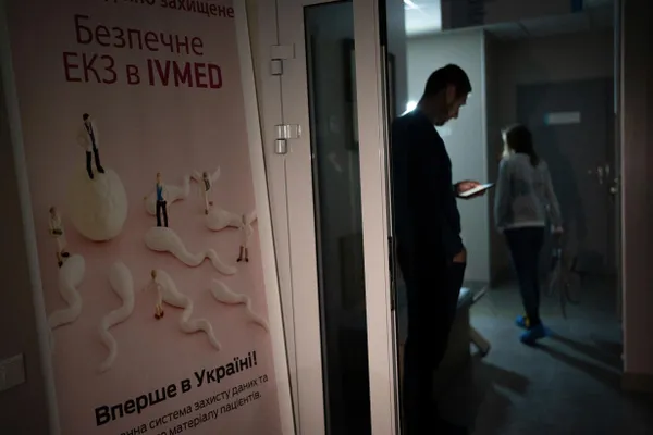 Депутаты приняли закон во втором и третьем чтениях: женщины, являющиеся вдовами участников войны и жены ветеранов боевых действий с инвалидностью, смогут бесплатно пройти ЭКО при соблюдении условий; суррогатное материнство и ряд процедур останутся платными.