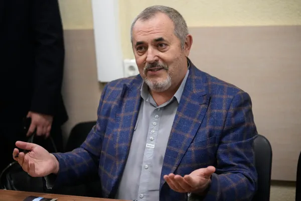 Обвинения в демонстрации экстремистской или нацистской символики затронули представителей нескольких партий и независимых кандидатов. В большинстве дел назначали минимальные штрафы; источники связывают часть давления с попытками зачистки политического поля перед выборами.