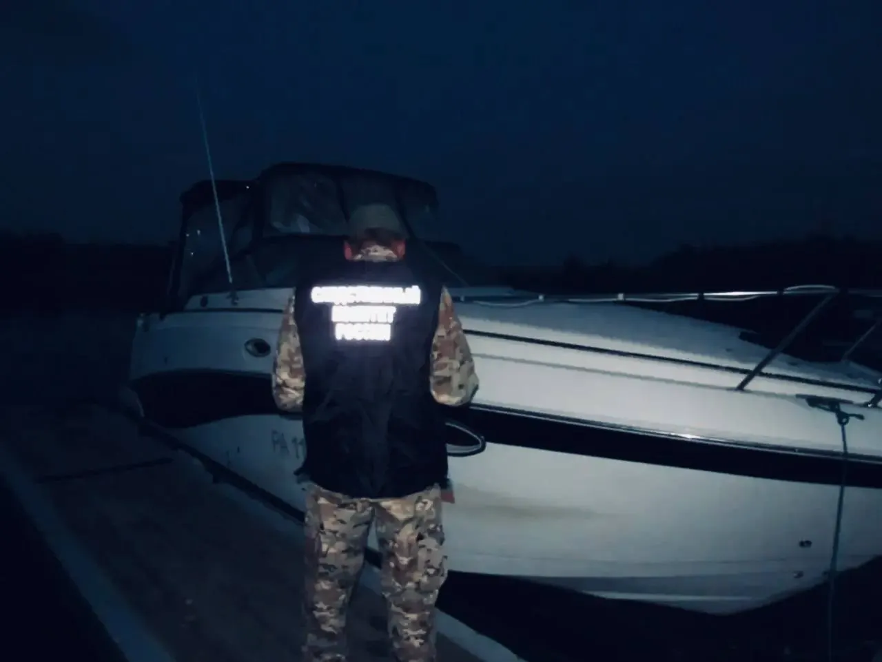 Судно марки Rinker с девятью людьми столкнулось с берегом; следователи начали проверку по статье 263 УК РФ.