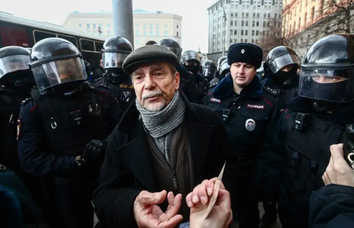Прокуратура просит 6,5 года колонии и десять лет запрета на администрирование сайтов для 84‑летнего Льва Пономарева по обвинениям в создании «нежелательной» организации и нарушении обязанностей «иностранного агента».