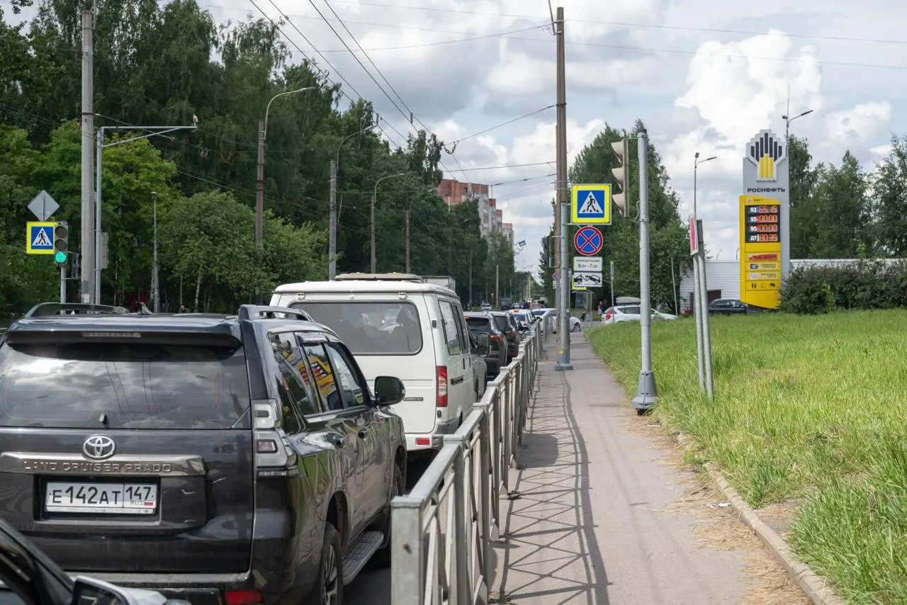 Проверка нескольких питерских АЗС показывает: на городские заправки продолжают поступать бензин стандарта Евро‑5. Снижение стандарта до Евро‑3 связано с ограничениями после атак на нефтеперерабатывающие заводы.