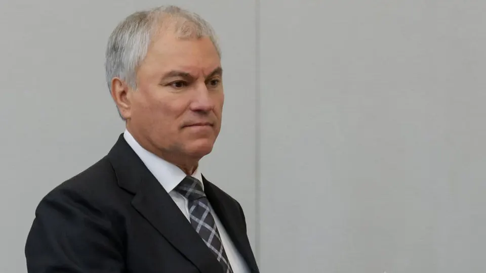 Спикер Госдумы предложил приоритетно развивать городской электротранспорт как замену автомобилям, глава транспортного комитета призвал автомобилистов «потерпеть» из‑за очередей на АЗС. Кризис и удары по топливной инфраструктуре сократили производство бензина.