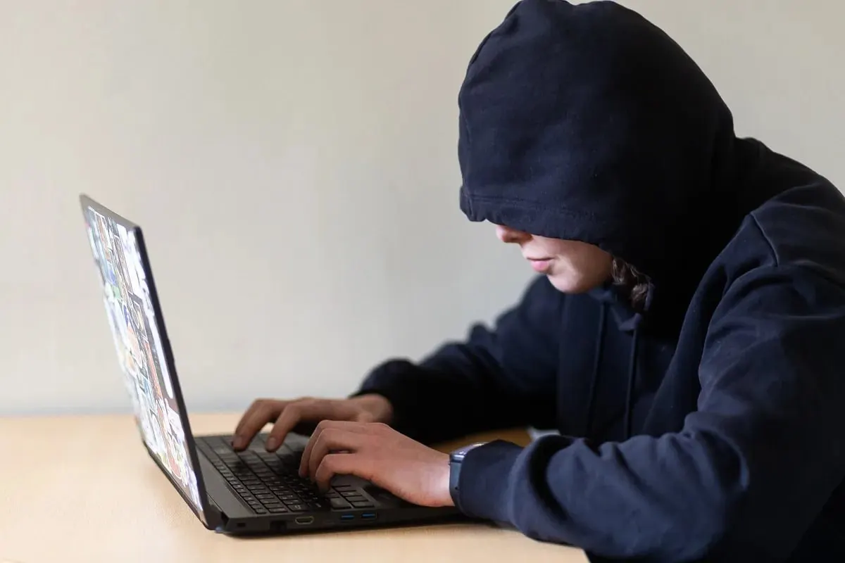 Законопроект предлагает запретить преследователям приближаться к жертве, связываться с ней и посещать её места повседневной жизни; документ направлен на оценку в правительство и может вступить в силу с 1 января 2027 года.