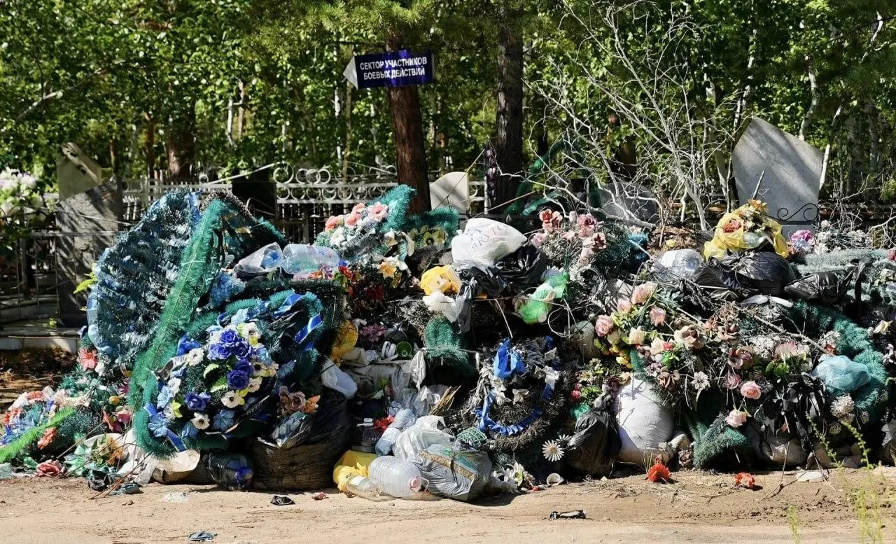 Мэр Якутска после проверки городских кладбищ уволил руководителя предприятия «Ритуал». По словам мэра, мусор на захоронениях не вывозили годами, а выделенных средств явно недостаточно.