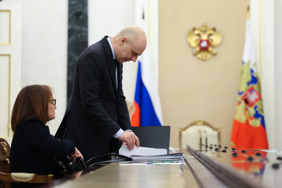 Госдума оперативно дала Минфину право наращивать расходы и государственный долг сверх установленных лимитов. Это снижает прозрачность бюджета, повышает риск инфляции и долгосрочно подрывает инвестиционную активность и финансовую устойчивость страны.