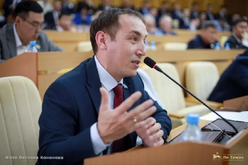 На сайте Якутского городского суда появилась карточка административного дела на человека с теми же ФИО, что и у бывшего депутата Александра Иванова; ранее его уже внесли в реестр иноагентов и оштрафовали.