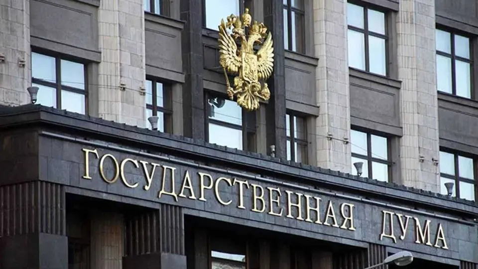 Депутаты приняли закон, который позволяет отменять опционы на обратно­й выкуп у инвесторов из «недружественных» стран для сделок, совершённых после 22 февраля 2022 года. Решение может приниматься судом по ходатайству нового собственника или профильного министерства; инвестор сможет требовать компенсацию в течение года.