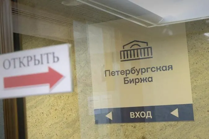 С 21 июля биржа вводит запрет на покупки топлива с целью его последующей перепродажи посредникам — бензин можно будет закупать только для собственных нужд или для поставки заранее указанному конечному потребителю.