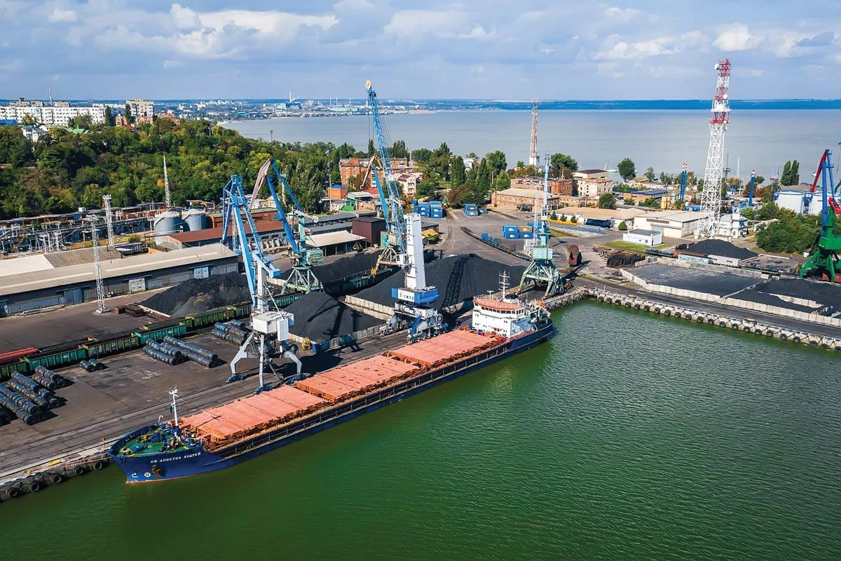 Минсельхоз предложил покрывать до 90% расходов на перевозку зерна из Ростовской области в черноморские и балтийские порты — мера на фоне приостановки отгрузок из азовских портов из‑за атак дронов.