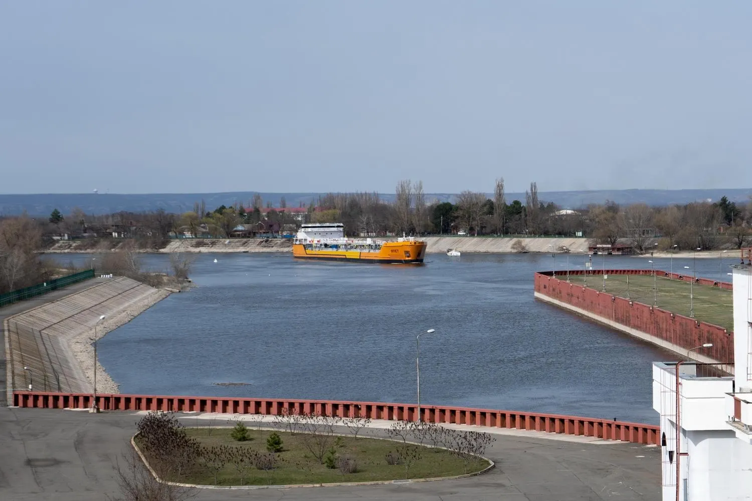 После ударов беспилотников в Азовском море Россия приостановила движение по Азово‑Донскому морскому каналу. Остановка может затронуть значительную часть экспорта пшеницы и вызвать перебои с топливом на полуострове Крым.