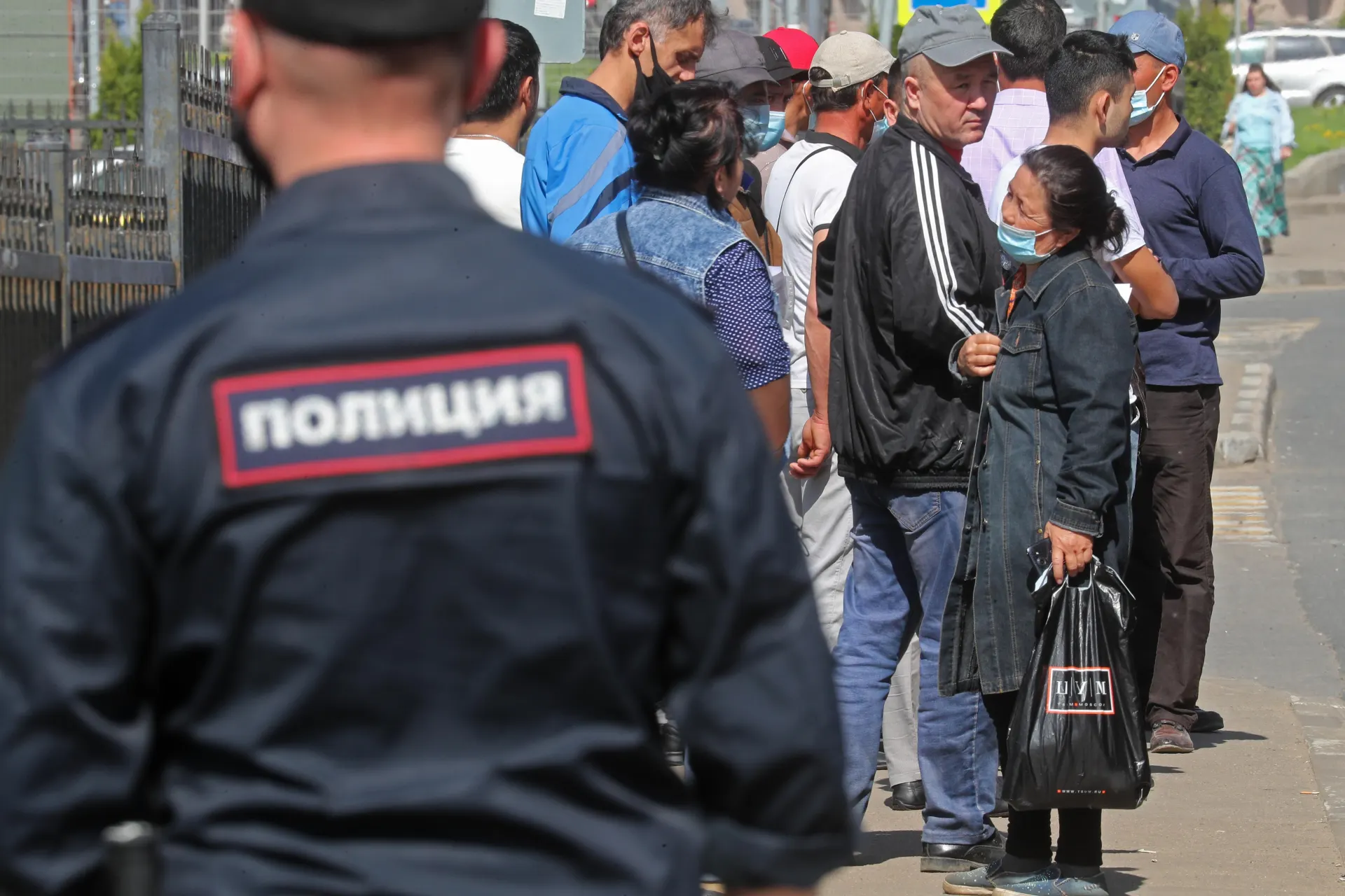 Ко второму чтению в Госдуме подготовлены поправки: в перечень правонарушений, за которые предполагается безальтернативное выдворение, хотят добавить неповиновение пограничникам и дискриминацию.