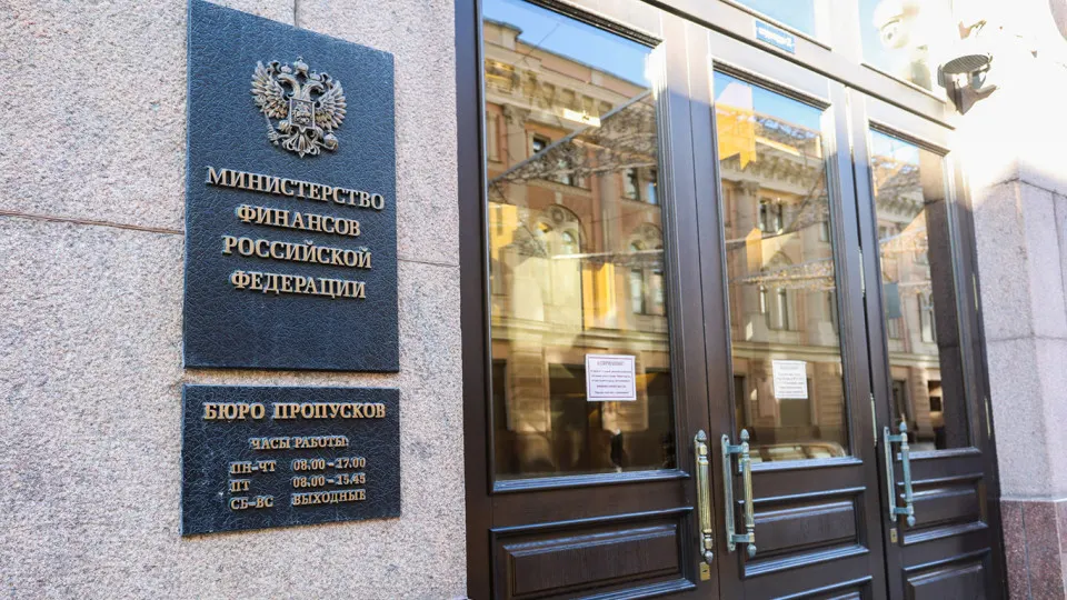 ЦМАКП предупреждает, что после 2022 года Россия всё больше финансирует федеральный бюджет за счёт заимствований: госдолг вырос на 68%, обслуживание займов стало четвёртой по величине статьёй расходов, а к 2028 году процентные выплаты могут превысить 10 трлн рублей в год.