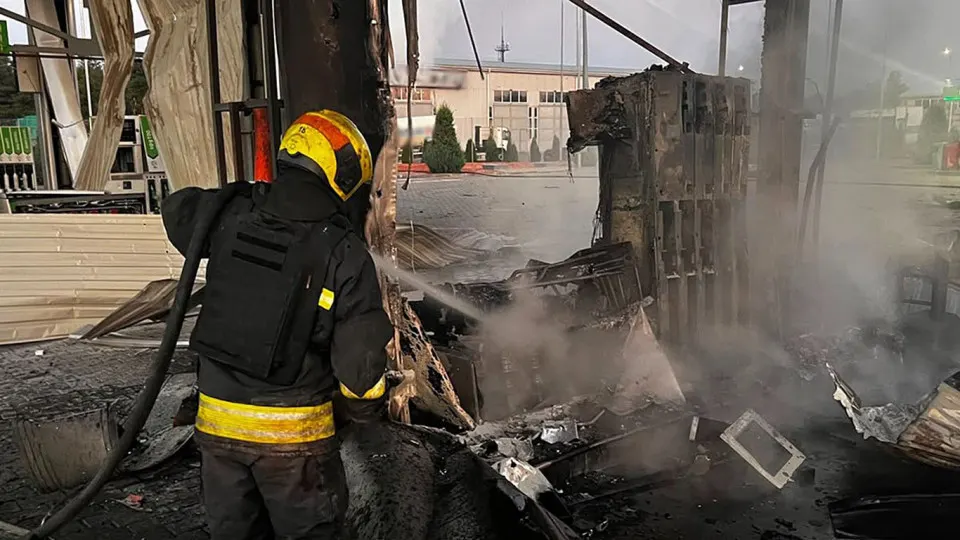 Ночью 1 июля в результате налёта беспилотников в Днепропетровской области были повреждены пять автозаправочных станций: одна женщина погибла, трое получили ранения, на местах возникли пожары. Инцидент произошёл на фоне острого топливного кризиса в России и экстренных закупок топлива за рубежом.