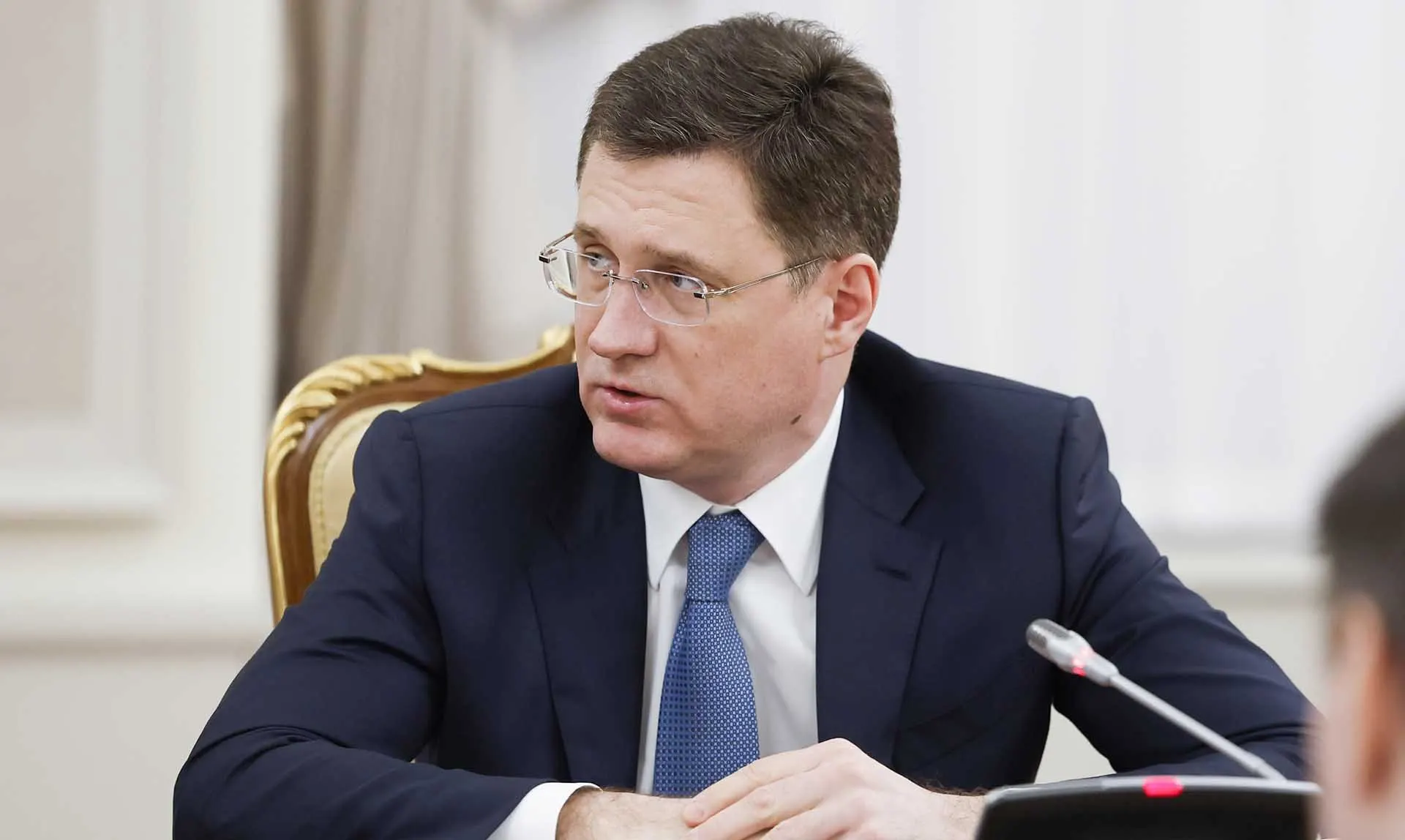 Вице‑премьер заявил, что общая обеспеченность топлива в стране стабильна, а отдельные дефициты на АЗС связаны с логистическими перебоями и быстро устраняются. В ряде регионов вводились режимы готовности; дефицит бензина власти связывают с ударами по объектам нефтяной инфраструктуры.