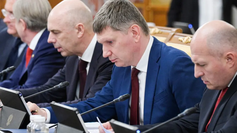 ВВП вырос лишь на 0,2% за январь–май: промышленность и инвестиции застопорились, региональные различия усилились, падение цен на нефть и проблемы в НПЗ увеличивают риск рецессии.