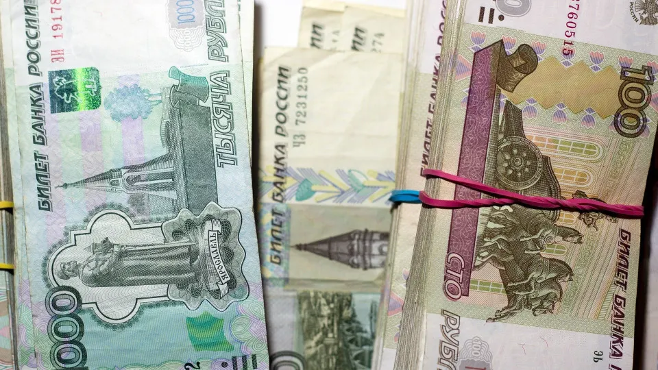 С начала июля объем наличных в обращении резко вырос, банки теряют средства, Центробанк наращивает поддержку через операции репо. Эксперты предупреждают о рисках для стабильности банковской системы.