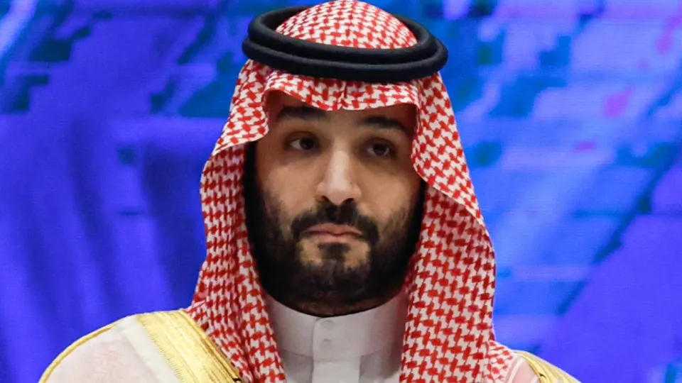 Королевство снизило официальную цену на сорт Arab Light на $11 за баррель и впервые с 2020 года предложит продажу со скидкой к региональным бенчмаркам — шаг, который усилил давление на котировки Brent и Urals и может ухудшить финансовую ситуацию в России.
