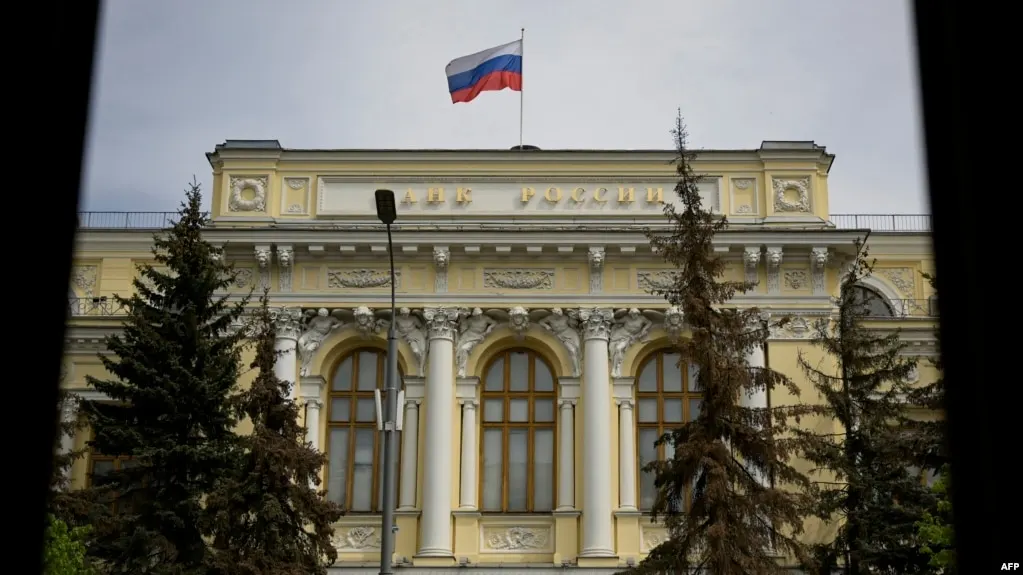 Правила позволяют неквалифицированным инвесторам покупать криптоактивы до лимита 300 тысяч рублей в год; квалифицированные инвесторы — без ограничений; закон о цифровых валютах вступит в силу в 2026 году.