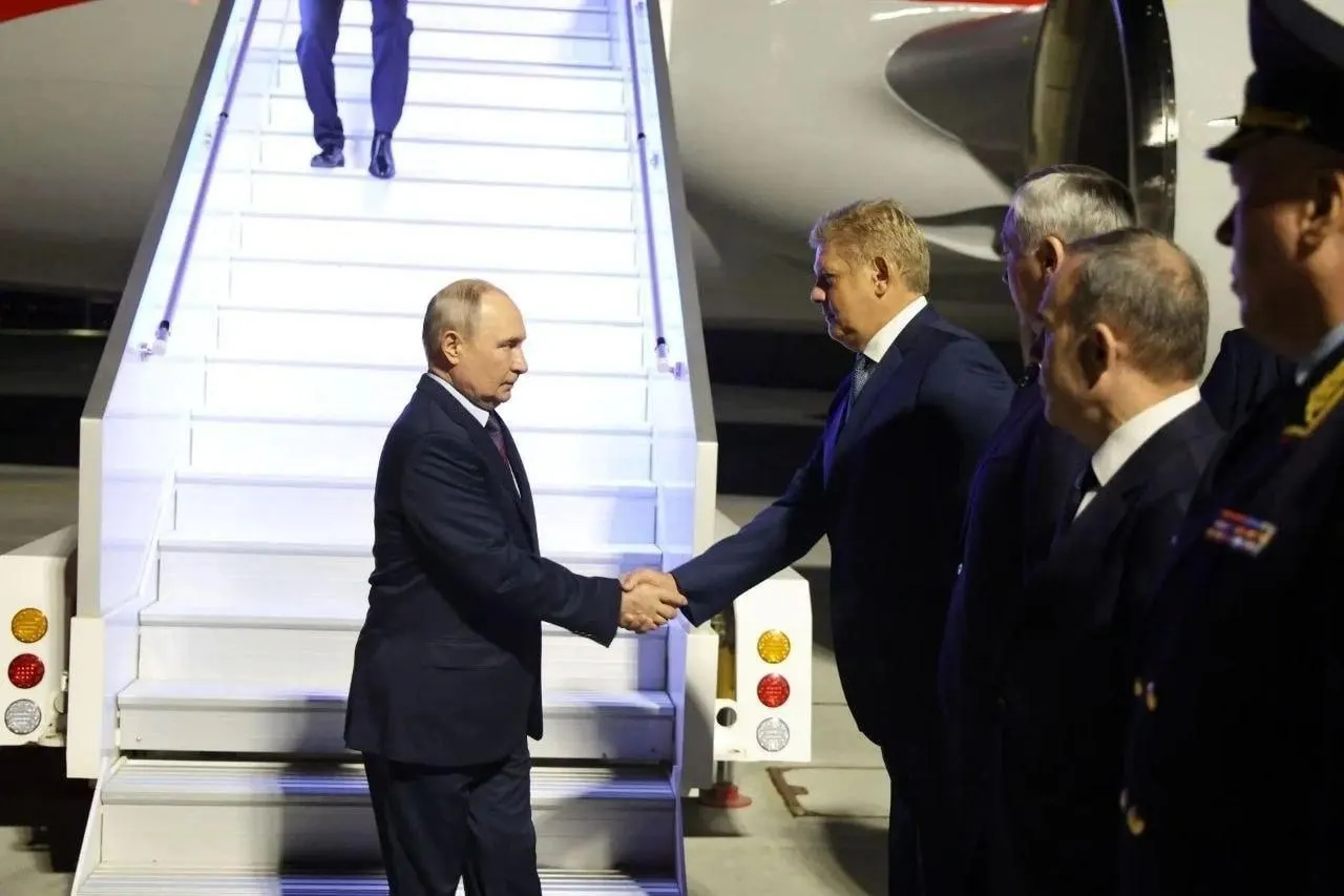 Президент России прибыл в Новосибирск для участия в церемонии открытия СКИФа — Сибирского кольцевого источника фотонов.