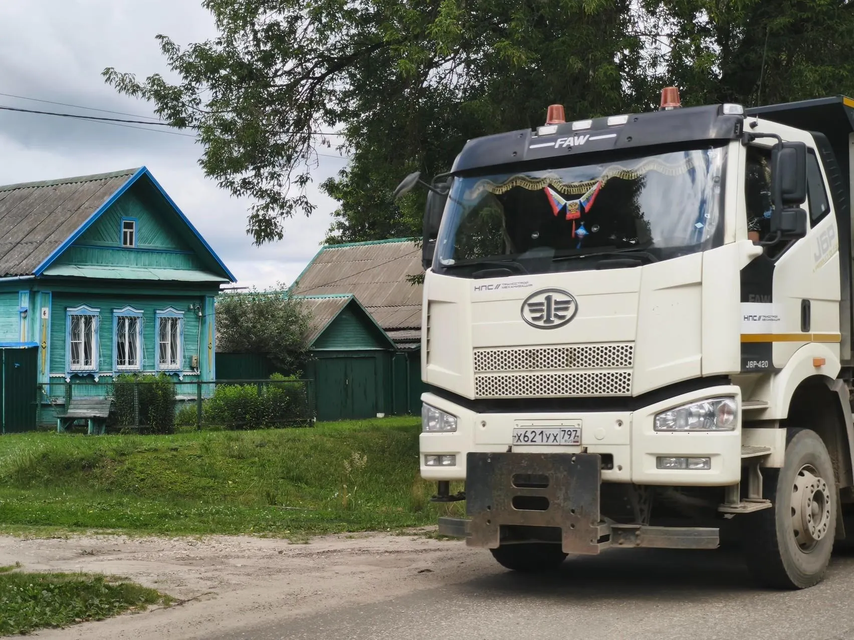 Жители деревень на маршруте скоростной магистрали сталкиваются с выкупом домов, угрозой гигантских грузовиков и邻 соседством с поездами.